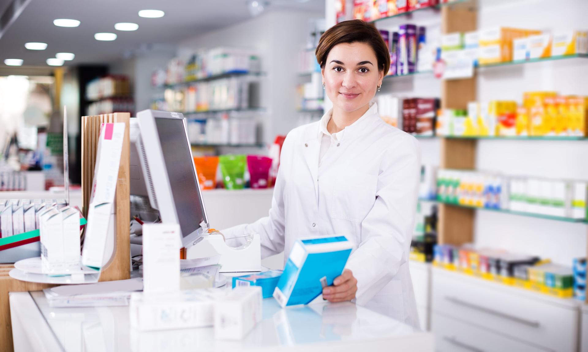 Farmacéutico listo para ayudar a elegir en el mostrador
