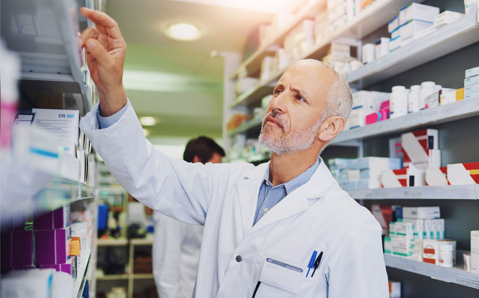 Farmacéutico, medicamento y almacén en clínica para el cuidado de la salud, el bienestar y el servicio para el comercio minorista. Hombre, médico e inventario de pastillas o suplementos en el hospital para inspección, información y etiqueta de verifi